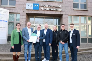 (v.l.) Elke Elsner (IHK-Umweltreferentin), Hauke Schuler (Standortverantwortlicher des Mercedes-Benz Werkes in Kassel), Dr. Hans-Friedrich Breithaupt (Vizepräsident der IHK Kassel-Marburg und Sprecher der Unternehmensallianz Klimaschutz und Nachhaltigkeit), Marco Gajewski (Produktionsleitung Light Duty, Logistik und Lean Management des Mercedes-Benz Werkes in Kassel), Mario Schön (Mitarbeiter Arbeitssicherheit und Umweltmanagement) und Rene Pecher (Leiter Arbeitssicherheit und Umweltmanagement, beide Mercedes-Benz Werk in Kassel) sowie Dr.-Ing. Tobias Heidrich (IHK-Teamleiter Energie, Umwelt und Industrie).