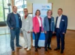 Fazit der Veranstaltung „update Zukunftsfest“: Die nordhessische Wirtschaft geht die Herausforderungen der Energie‐ und Wärmewende aktiv an (v.l.n.r.): Moderator Henning Meschede (Universität Paderborn, Leiter Institut für Energiesystemtechnik), Uwe Loth (Landesinnungsmeister Fachverband Sanitär‐, Heizungs‐ und Klimatechnik), Yvonne Zwick, (Vorsitzende von BAUM e.V.), Stadtklimarätin Simone Fedderke und Dr. Hans‐Friedrich Breithaupt (Vizepräsident der IHK Kassel‐Marburg und Sprecher der Unternehmensallianz #GemeinsamKlimaSchützen). © Stadt Kassel/Bernd Schoelzchen