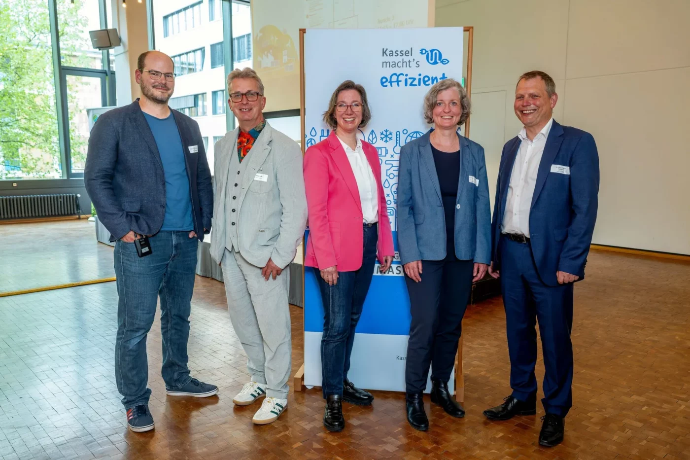 Fazit der Veranstaltung „update Zukunftsfest“: Die nordhessische Wirtschaft geht die Herausforderungen der Energie‐ und Wärmewende aktiv an (v.l.n.r.): Moderator Henning Meschede (Universität Paderborn, Leiter Institut für Energiesystemtechnik), Uwe Loth (Landesinnungsmeister Fachverband Sanitär‐, Heizungs‐ und Klimatechnik), Yvonne Zwick, (Vorsitzende von BAUM e.V.), Stadtklimarätin Simone Fedderke und Dr. Hans‐Friedrich Breithaupt (Vizepräsident der IHK Kassel‐Marburg und Sprecher der Unternehmensallianz #GemeinsamKlimaSchützen). © Stadt Kassel/Bernd Schoelzchen