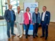 Fazit der Veranstaltung „update Zukunftsfest“: Die nordhessische Wirtschaft geht die Herausforderungen der Energie‐ und Wärmewende aktiv an (v.l.n.r.): Moderator Henning Meschede (Universität Paderborn, Leiter Institut für Energiesystemtechnik), Uwe Loth (Landesinnungsmeister Fachverband Sanitär‐, Heizungs‐ und Klimatechnik), Yvonne Zwick, (Vorsitzende von BAUM e.V.), Stadtklimarätin Simone Fedderke und Dr. Hans‐Friedrich Breithaupt (Vizepräsident der IHK Kassel‐Marburg und Sprecher der Unternehmensallianz #GemeinsamKlimaSchützen). © Stadt Kassel/Bernd Schoelzchen